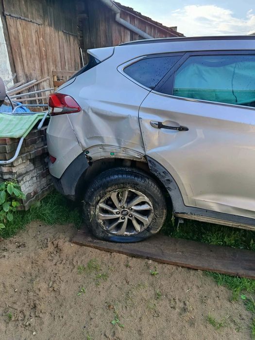 Hyundai Tucson uszkodzony po kolizji