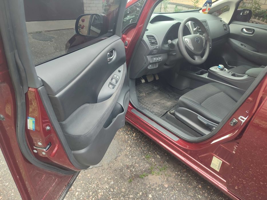 Автомобіль Nissan leaf
