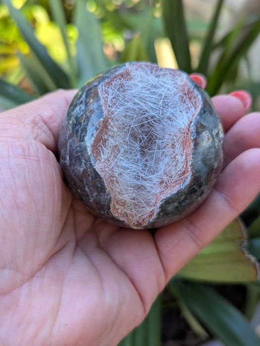 Esfera de Cristal de Quartzo com Agulhas de Goethite brancas.