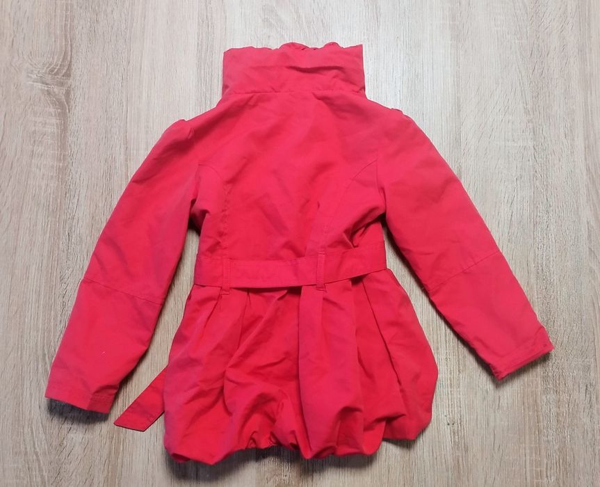 Elegancki Płaszczyk / Trencz w Kolorze Koralowym – Rozmiar 104/110