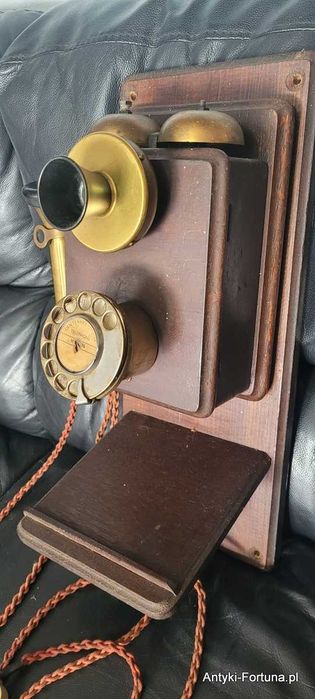Stary telefon wiszący nr 2