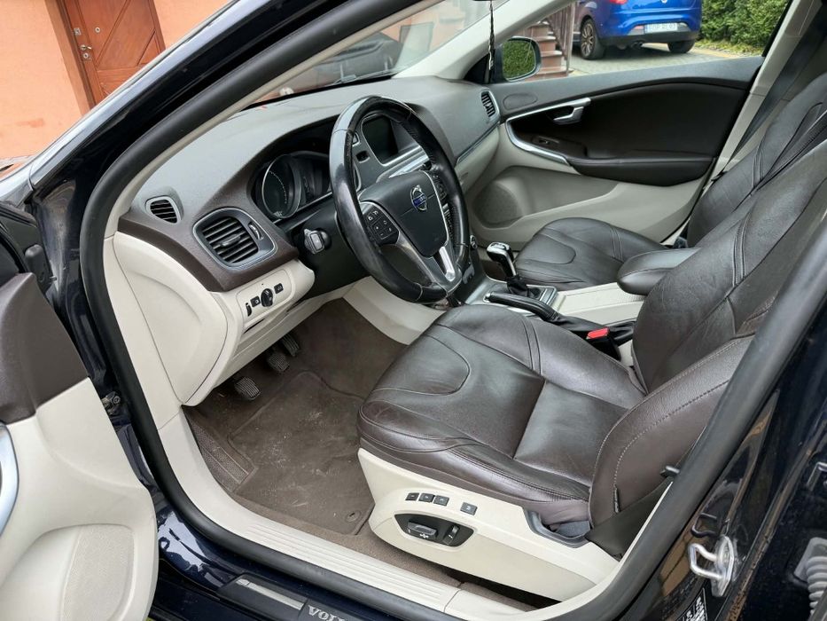 Volvo v40 2015 2.0 150km