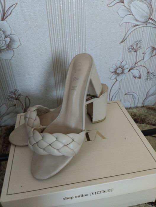 Жіночі шльопанці на каблуку