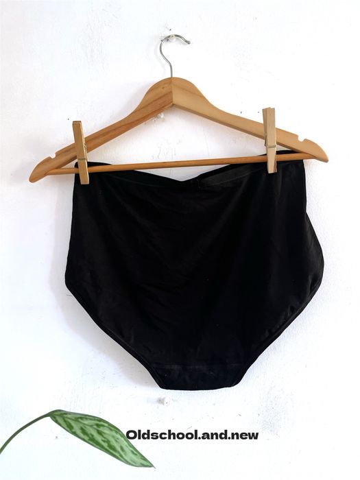 Cueca Sloggi preta com renda L