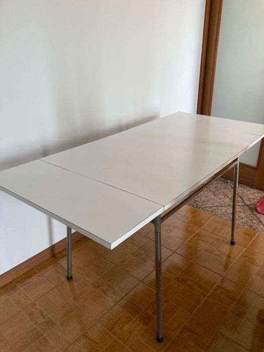 Mesa branca extensível com gaveta