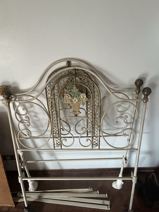 Cama de ferro alentejana com florões