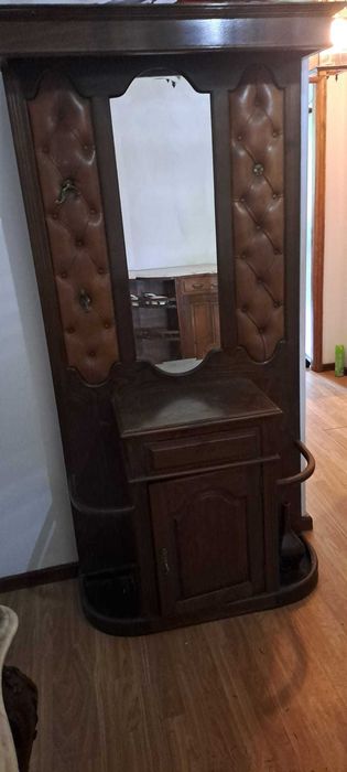Conjunto de móveis em madeira de alta qualidade, consola, bengaleiro, secretária e estantes