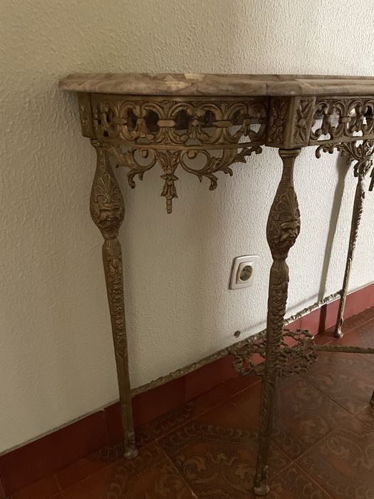 Credencia e Espelho de Hall de Entrada em Latão