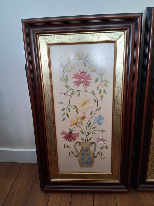 Quadros bordados a ponto de Arraiolos com moldura em castanho envelhecido e "ouro velho"