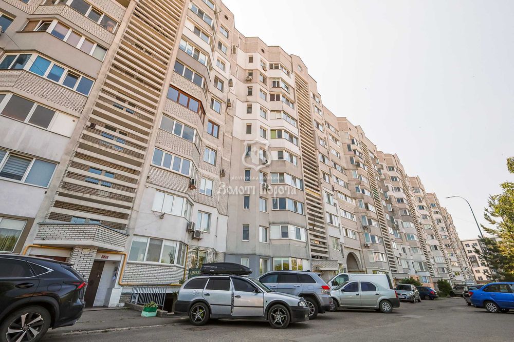 Простора квартира з якісним ремонтом у селі Святопетрівське!