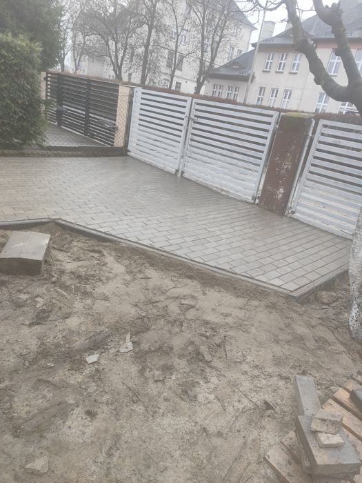 Układanie kostki ,obrzeża ,krawężnik /wokół domu /wjazdy/na działkiach