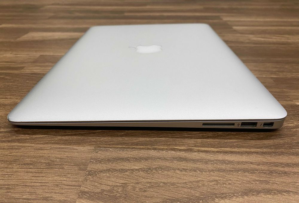 MacBook Air 13 (A1466) - 8GB Ram, 128GB SSD - Com carregador64586065627651123