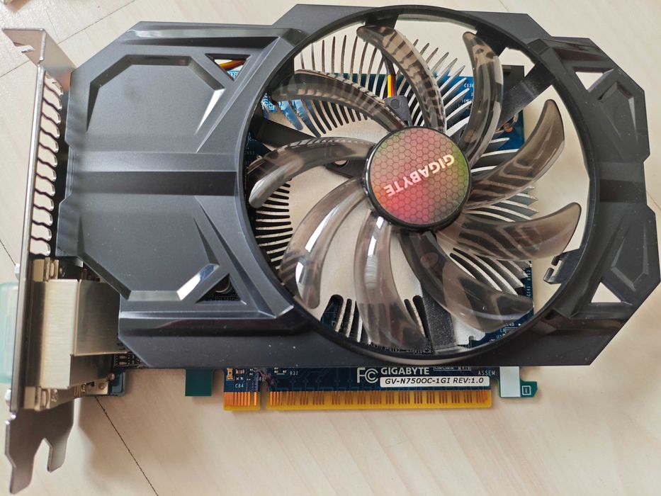 MSI B85-G43, Intel i5 4460, Crucial DDR3 8GB, GTX 750, monitor LG 23"