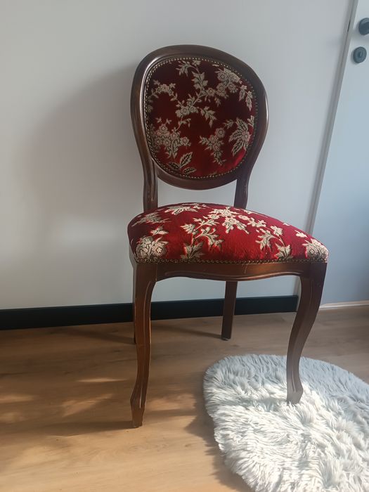 Krzesło w stylu Ludwika w dobrym stanie do własnej aranżacji