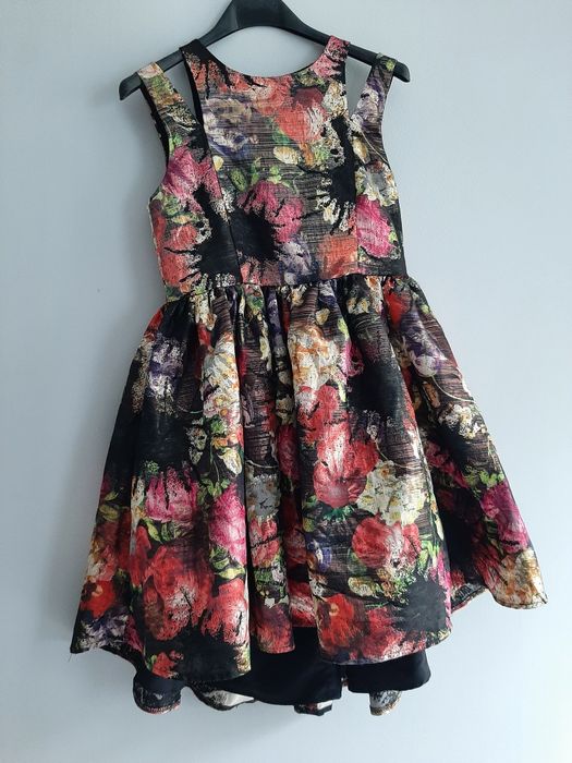 Elegancka sukienka czarna w kwiaty