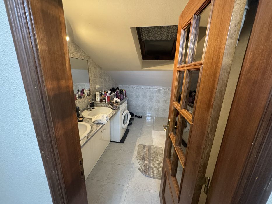 Aluga-se Quarto com casa de banho.