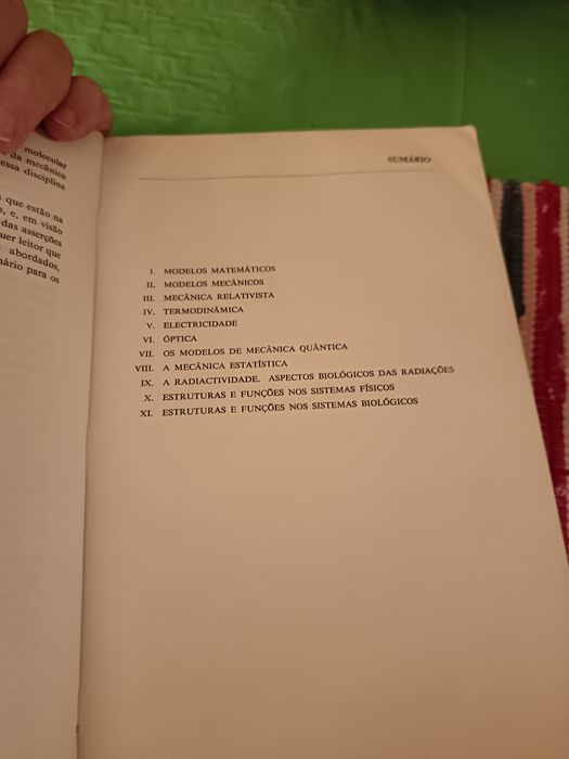 Livro "Física Básica" de Araújo Moreira