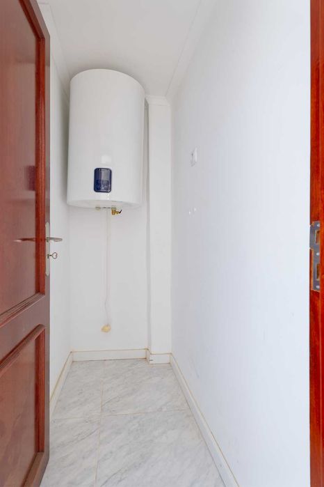 Amadora T2 _ 3 ass1º Andar com garagem ( BOX) totalmente renovado