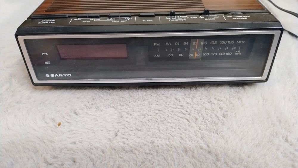 Rádio despertador Sanyo madeira