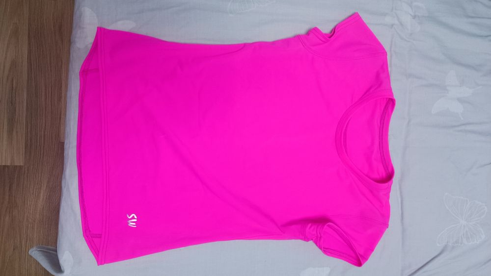 Яскрава спортивна футболка