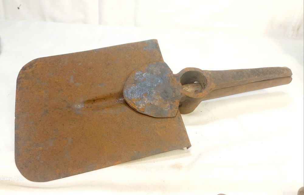 Ferramenta militar muito antiga.