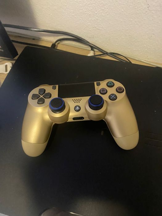 PlayStation 3 e comando golden edition ps4