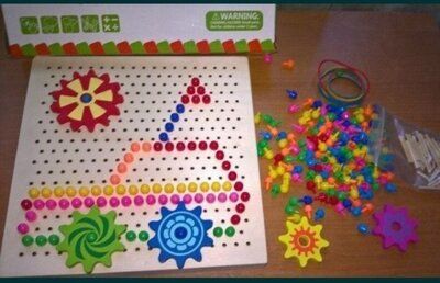 Деревянная мозаика с множеством деталей, шестерёнками и резиночками .