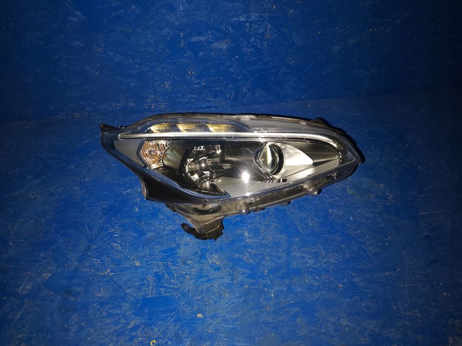 Przód przednia prawa lampa soczewka led Peugeot 208 I lift