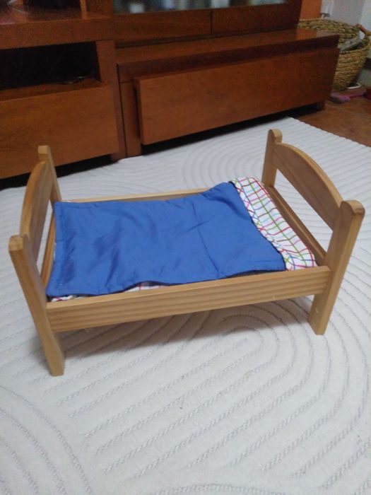 Cama boneca c/roupa cama, pinho