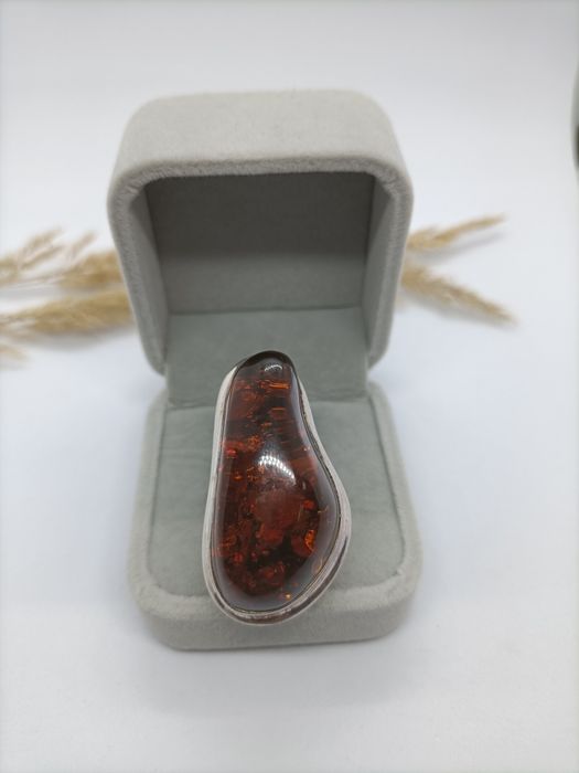 Wyjątkowy pierścionek ze srebra z bursztynem, srebro 925