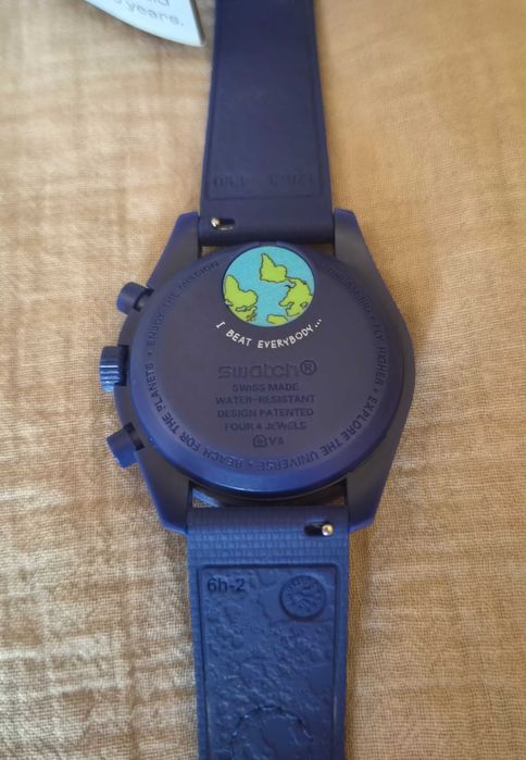 Relógio Omega-Swatch – Mission To EarthPhase – Moonshine Gold Castor (azul Marinho)