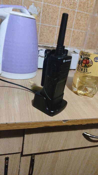 Продам срочно 3 рації ціна за три радіус 7 кілометрів