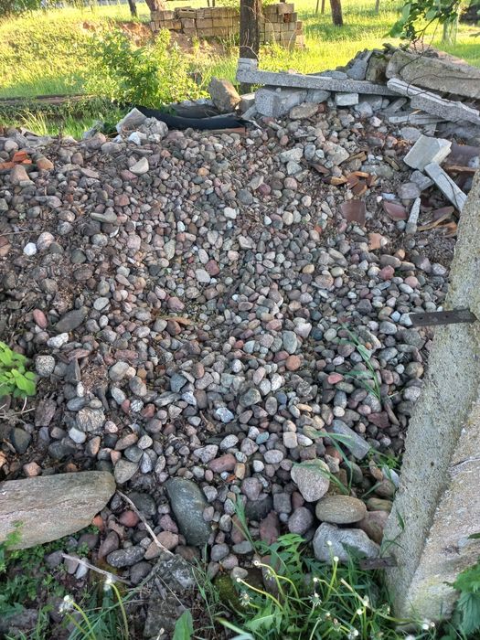Oddam stertę kamieni polnych