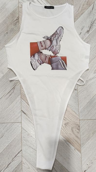 Боди с глубоким вырезом на бедрах