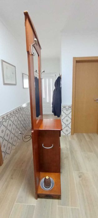 Móvel de entrada em madeira