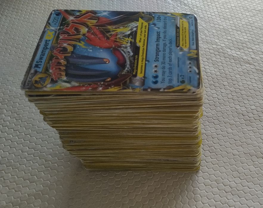 Lote de cartas pokémon antigas e novas de vários raridades e tipos.