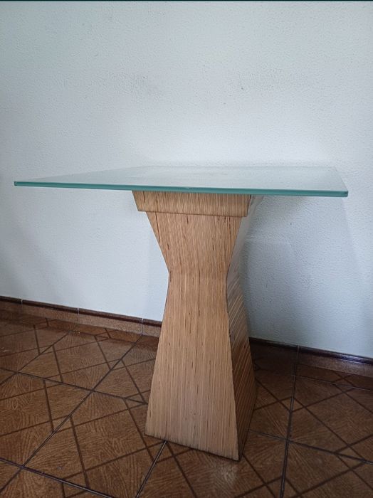Mesa com tampo de vidro