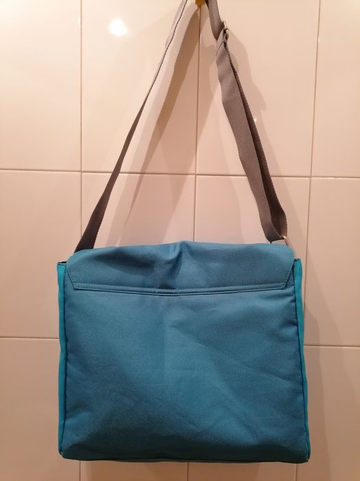 Mala saco à tiracolo, da Calvin Klein, tem um bolso com fecho na aba