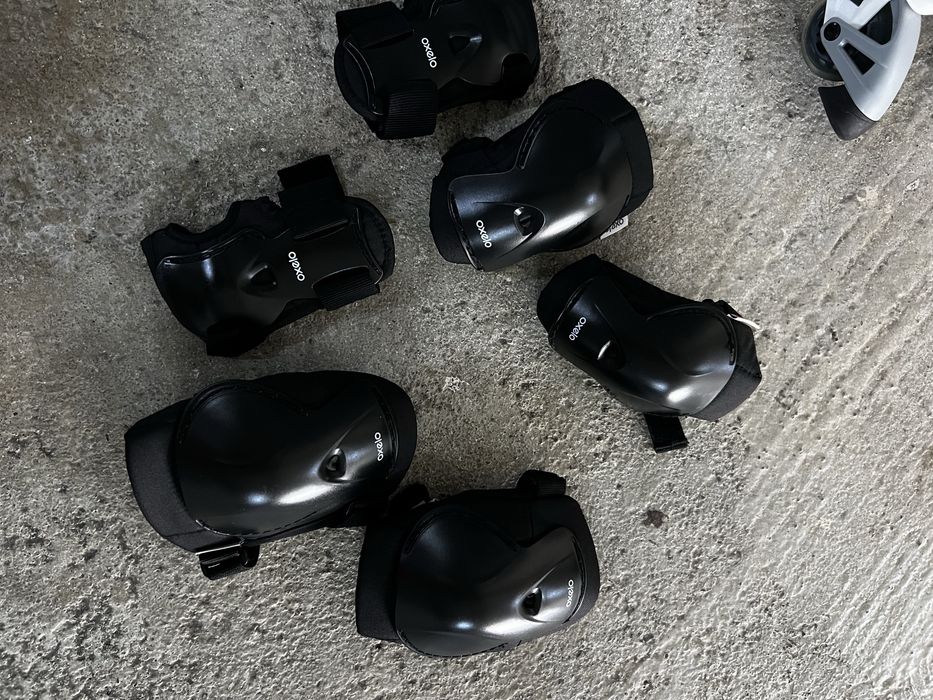 Patins em linha de crianca com capacete e proteções