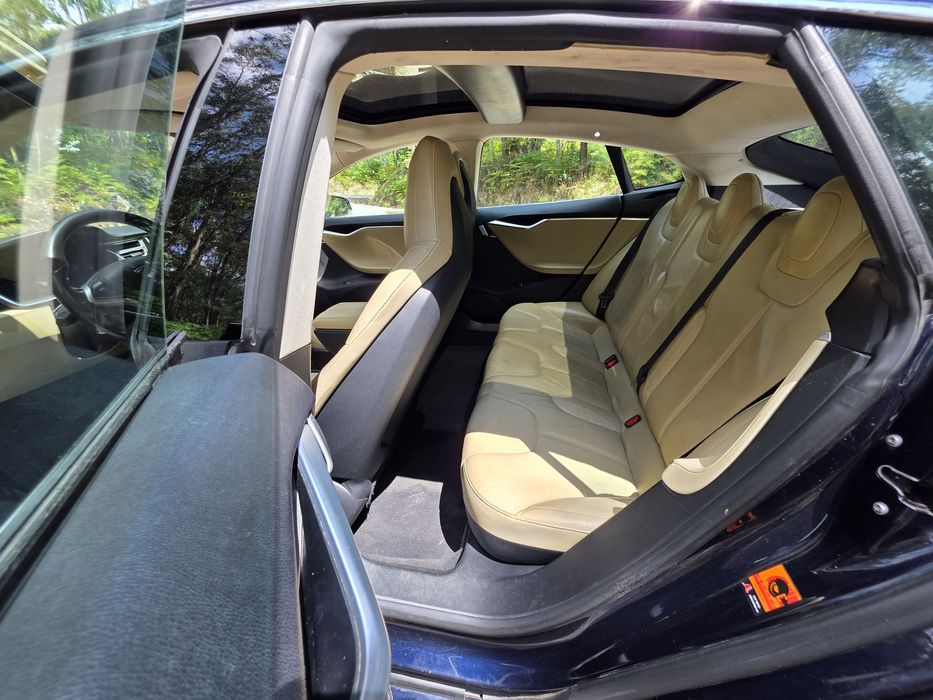 Tesla S85 carregamentos gratuitos