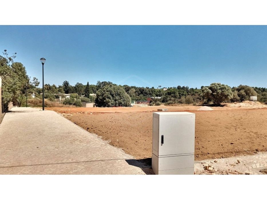 2 lotes de terreno destinados a construção urbana em Alvor, Algarve