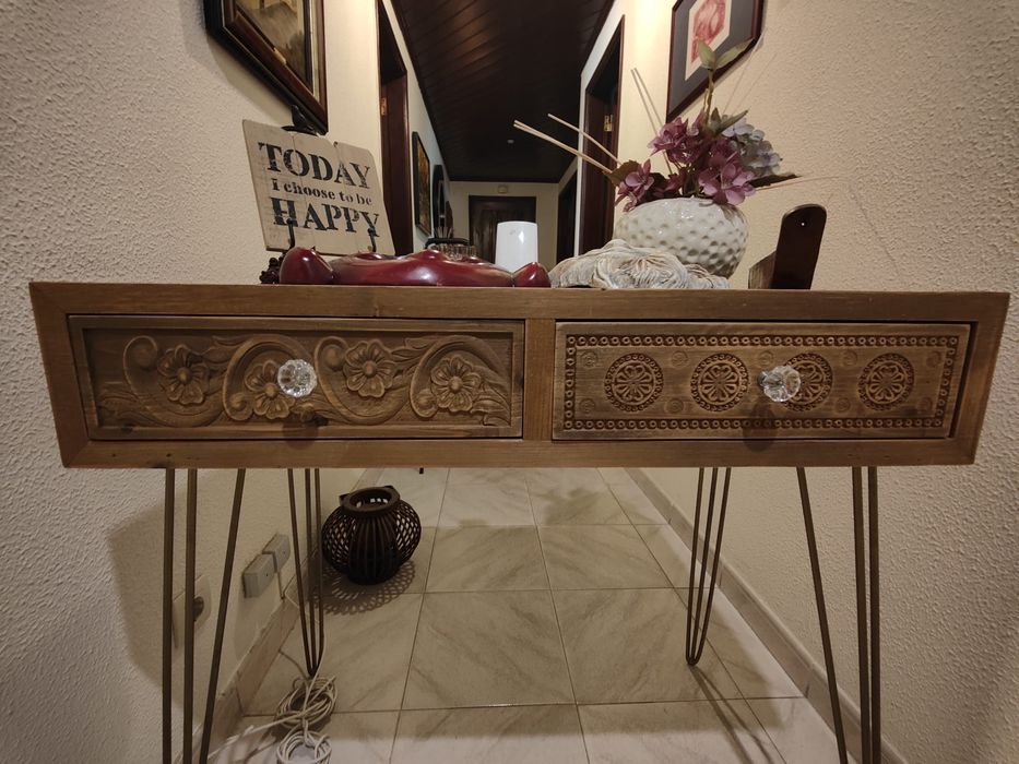 Mesa de madeira denominada de “consola”