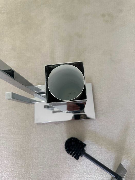 Porta piaçaba em inox, com toalha e papel higiénico