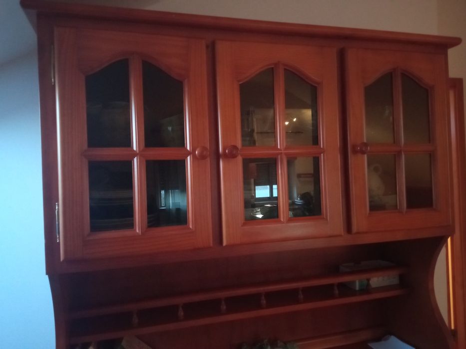 Cristaleira em pinho mel