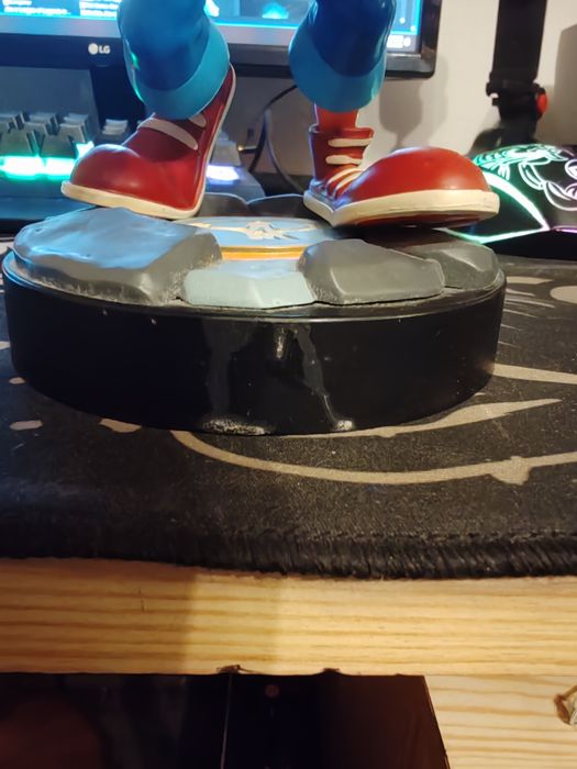 Figurka Crash Bandicoot stojak na kontroler lub telefon