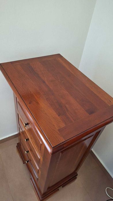 Móvel de apoio em madeira maciça de Cerejeira