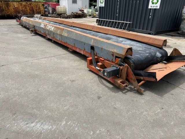 taśma zdawcza materiału z napędem hydraulicznym finlay 693