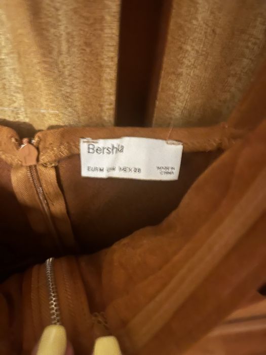 Vestido de veludo castanho Bershka,com recortes por baixo do peito,S