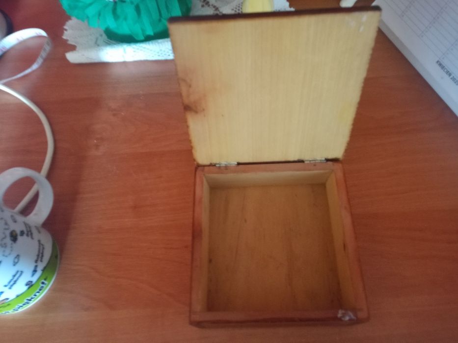 Pudełko stare jest cale drewniane