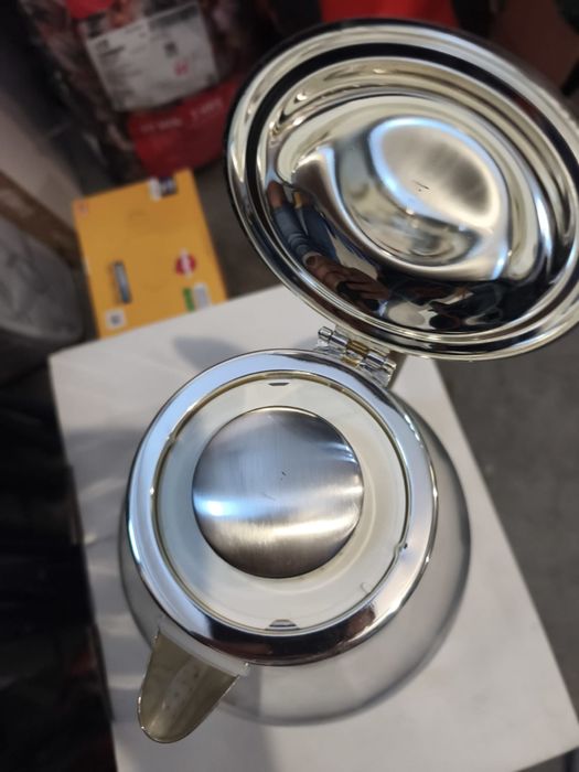 Jarro/Bule elegante da marca francesa Ercuis, em cristal soprado à mão e acabamento em inox/prateado.
Peça sofisticada e decorativa, ideal para servir
